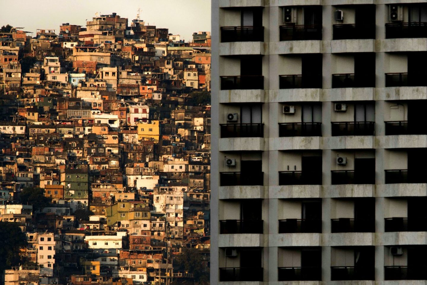 Concreto e a favela da Rocinha (Foto Mauro Pimentel/AFP)