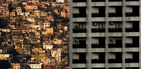 Concreto e a favela da Rocinha (Foto Mauro Pimentel/AFP)