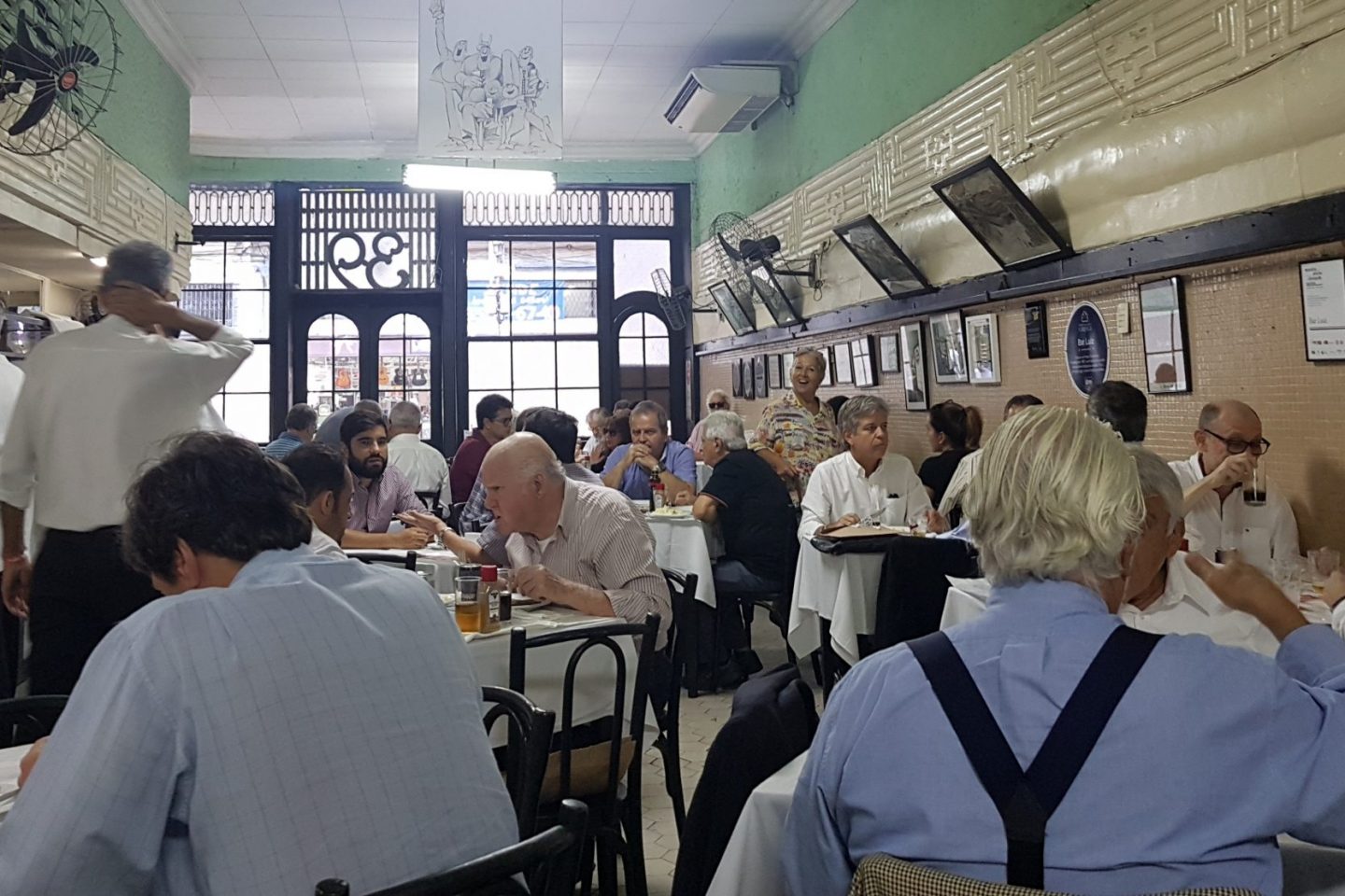 O Bar Luiz não vai fechar e anda bem cheio no almoço (Foto Oscar Valporto)