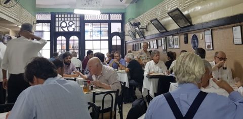 O Bar Luiz não vai fechar e anda bem cheio no almoço (Foto Oscar Valporto)