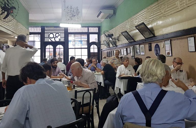 O Bar Luiz não vai fechar e anda bem cheio no almoço (Foto Oscar Valporto)