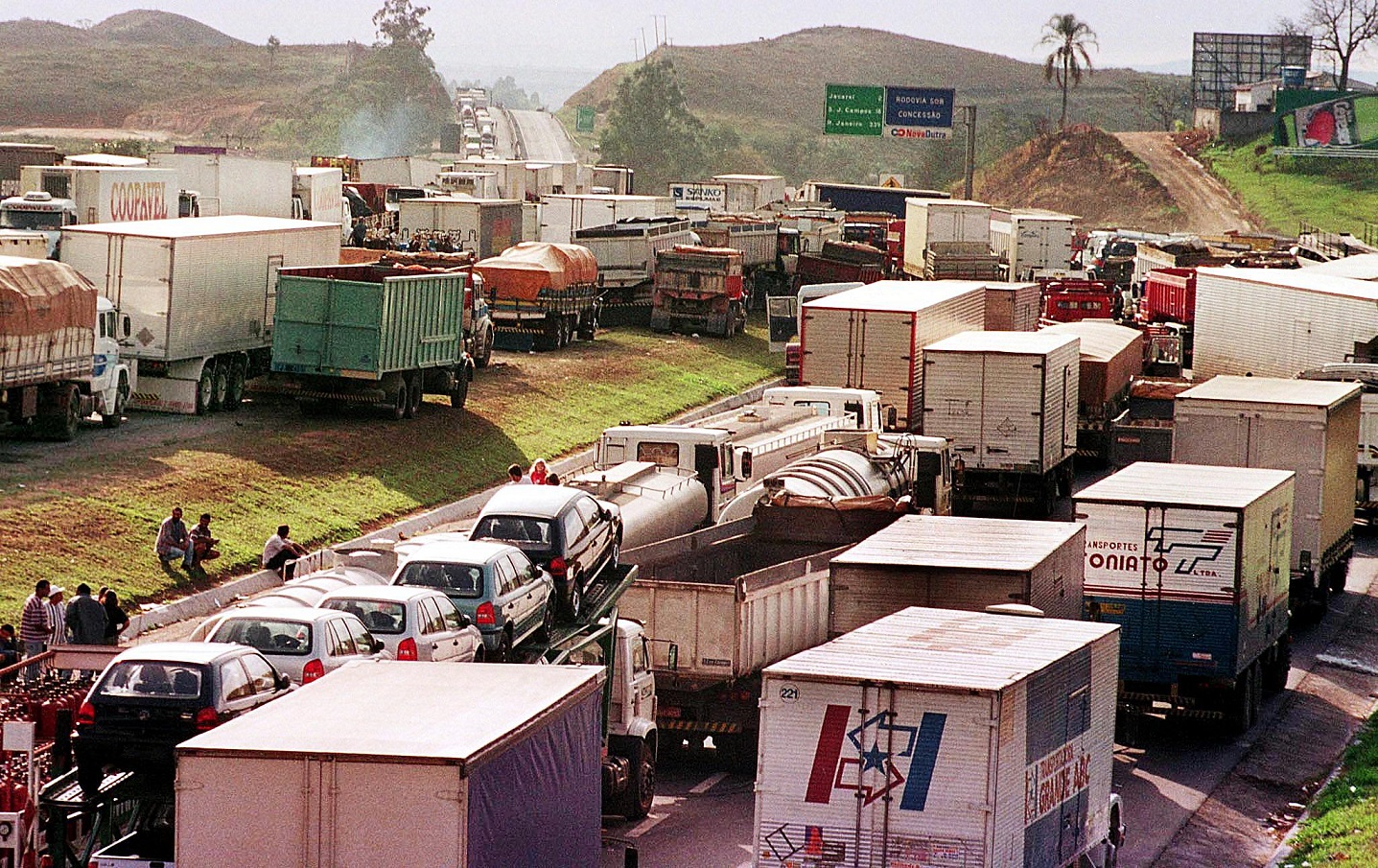Centenas de caminhões bloqueiam a Rodovia Presidente Dutra, em São Paulo. Foto STR/AFP