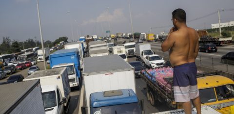Caminhões parados durante a greve na Washinton Luiz (BR-040) , perto da Refinaria Duque de Caxias. Foto Luciano Belford/AGIF