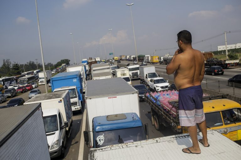 Caminhões parados durante a greve na Washinton Luiz (BR-040) , perto da Refinaria Duque de Caxias. Foto Luciano Belford/AGIF