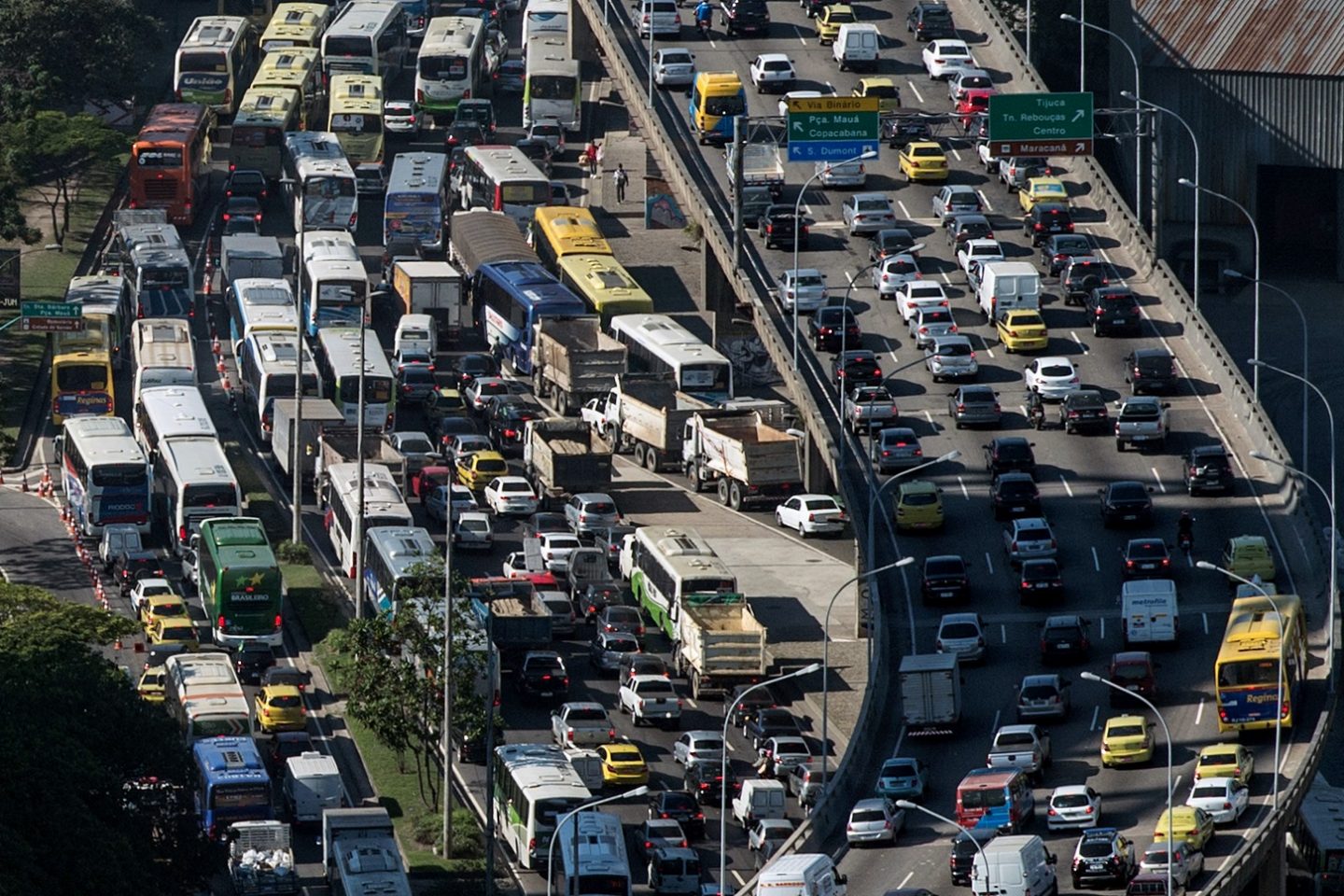 O transporte individual responde por 77% do total de emissões de gases de efeito estufa do setor de transporte de passageiros. Foto Yasuyoshi Chiba/AFP