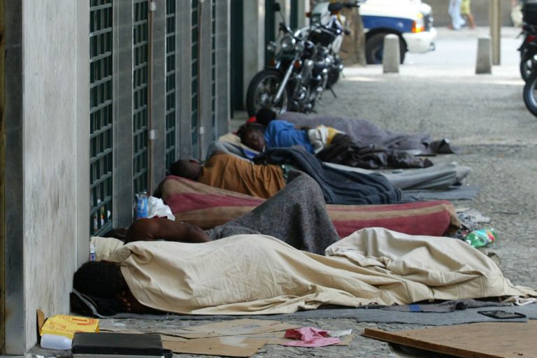População em situação de rua no Rio de Janeiro. Impostos dos combustíveis poderiam ajudar o país a resolver este e vários outros problemas. Foto Custódio Coimbra