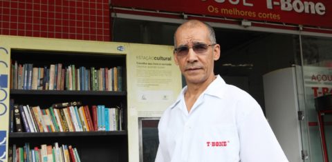 Amorim morou cerca de 15 anos nos fundos do açougue e chegou a ler 15 livros por mês depois de alfabetizado, aos 16 anos. Foto Divulgação
