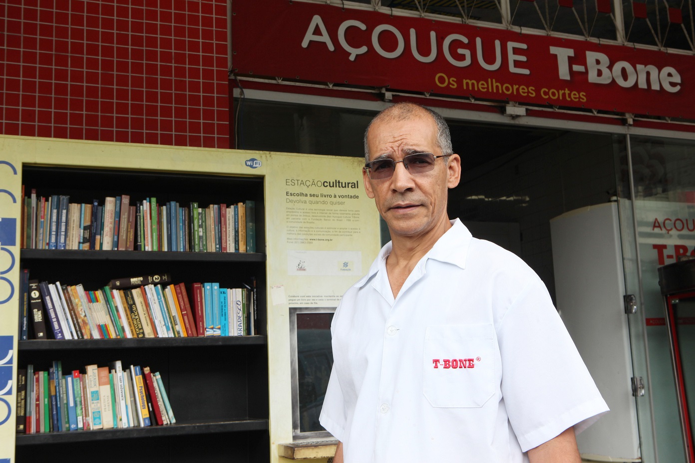 Amorim morou cerca de 15 anos nos fundos do açougue e chegou a ler 15 livros por mês depois de alfabetizado, aos 16 anos. Foto Divulgação