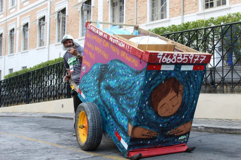 O Cataki, que custou R$ 160 mil, funciona em 65 cidades e envolve cerca de 400 catadores. Foto Divulgação