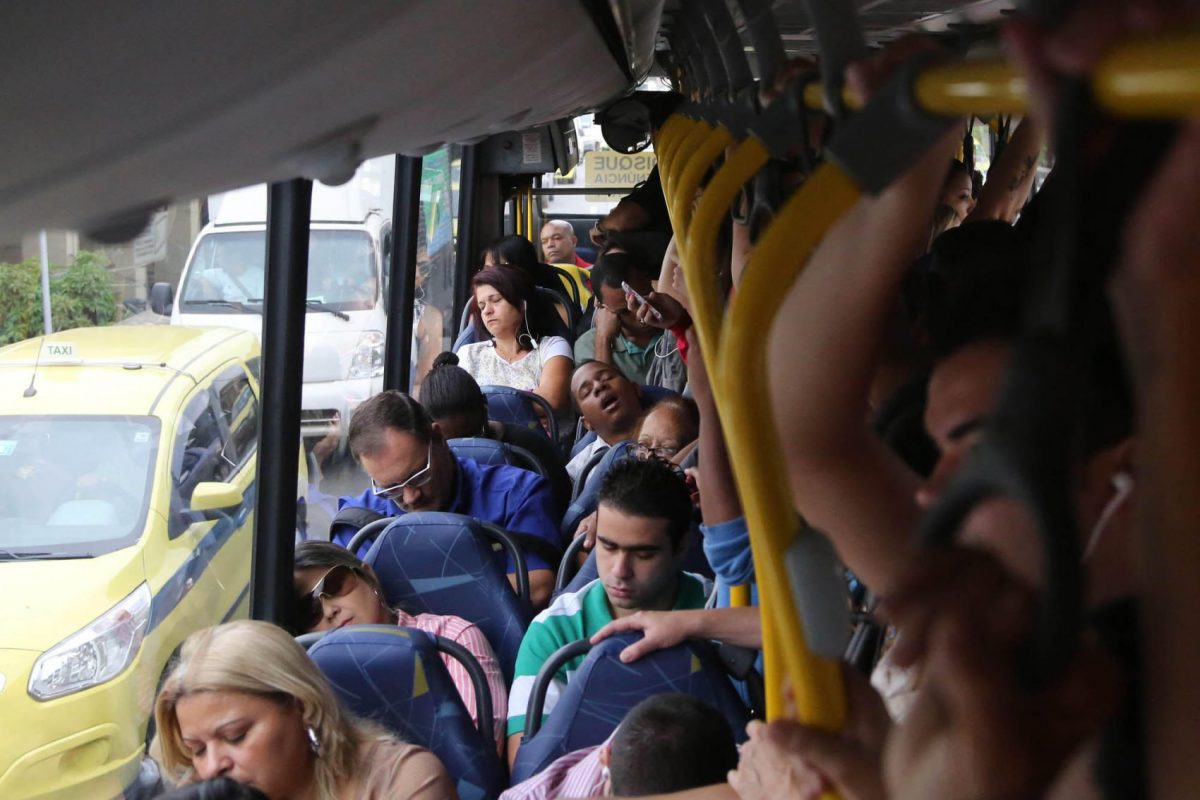 Lotação: longos trajetos, com pouco conforto são marca dos ônibus no Rio (Foto Custodio Coimbra)