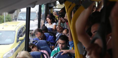Lotação: longos trajetos, com pouco conforto são marca dos ônibus no Rio (Foto Custodio Coimbra)