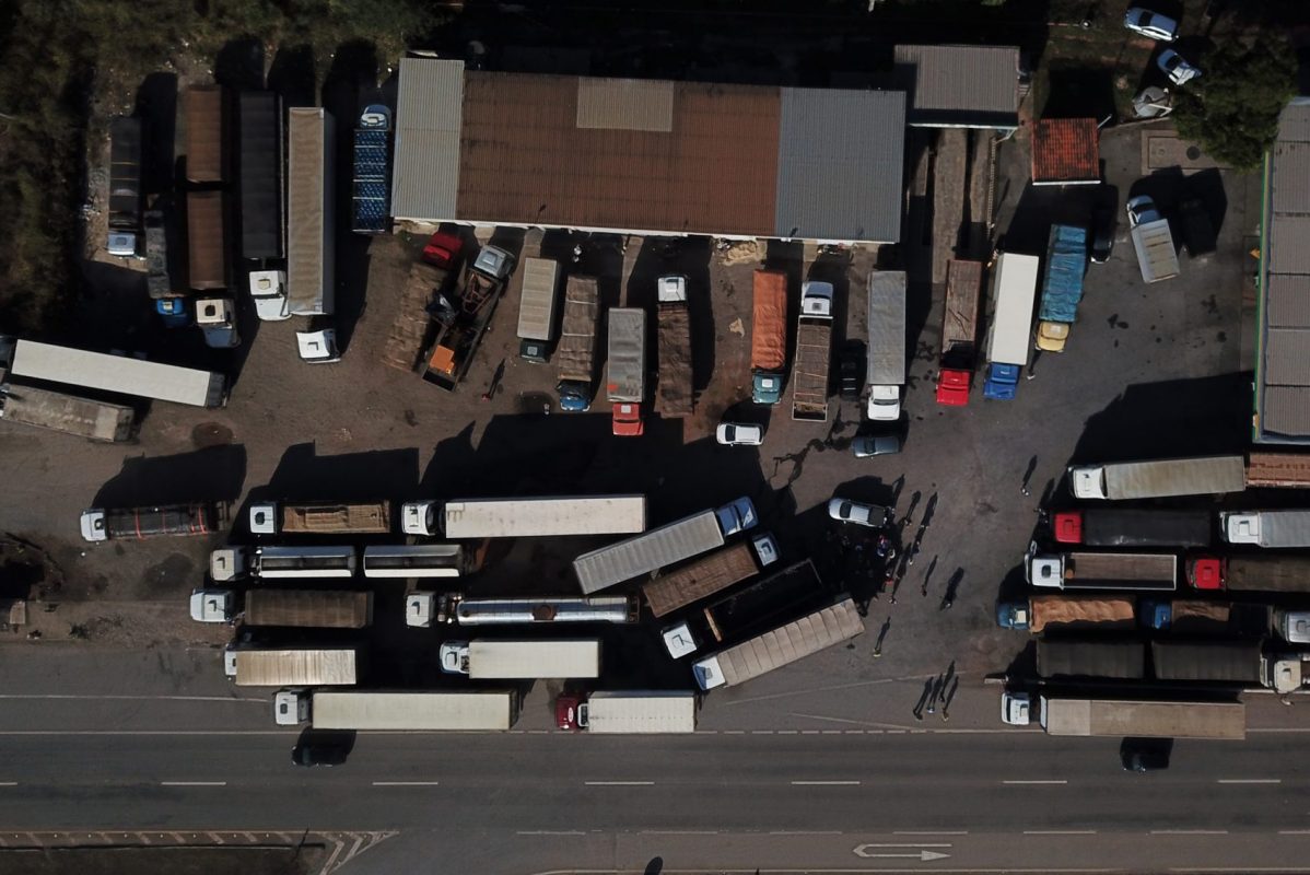 O nós nas estradas e na economia: caminhões na BR-262, em Juatuba, Minas Gerais, no quinto dia da paralisação (Foto DOUGLAS MAGNO/AFP)