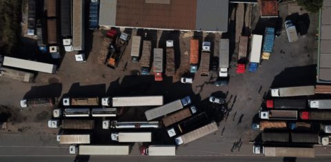 O nós nas estradas e na economia: caminhões na BR-262, em Juatuba, Minas Gerais, no quinto dia da paralisação (Foto DOUGLAS MAGNO/AFP)