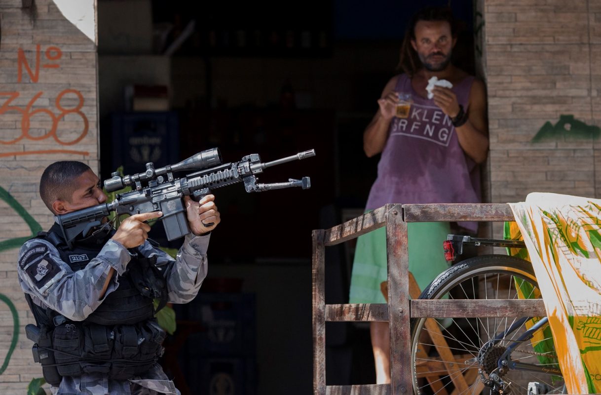 A atitude da polícia na favela da Rocinha: violência naturalizada. Foto de Mauro Pimentel (AFP)