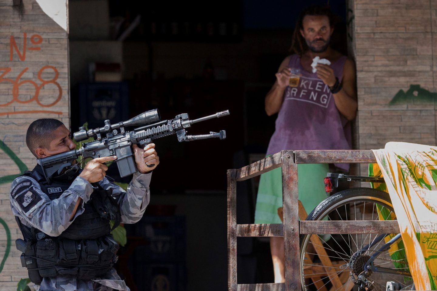 A atitude da polícia na favela da Rocinha: violência naturalizada. Foto de Mauro Pimentel (AFP)