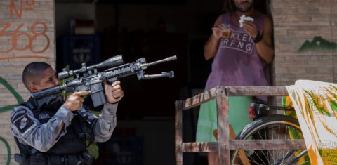 A atitude da polícia na favela da Rocinha: violência naturalizada. Foto de Mauro Pimentel (AFP)