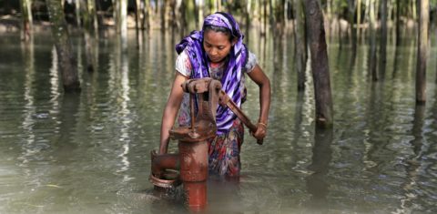 Em Bangladesh, a jovem Salma coleta água para abastecer a família. As doenças de veiculação hídrica estão entre as principais causas de mortalidade infantil. Foto Mushfiqul Alam/NurPhoto