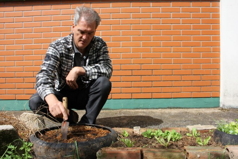 Germano Güntter e sua tecnica de microcompostagem ecologica. Foto de Divulgacao