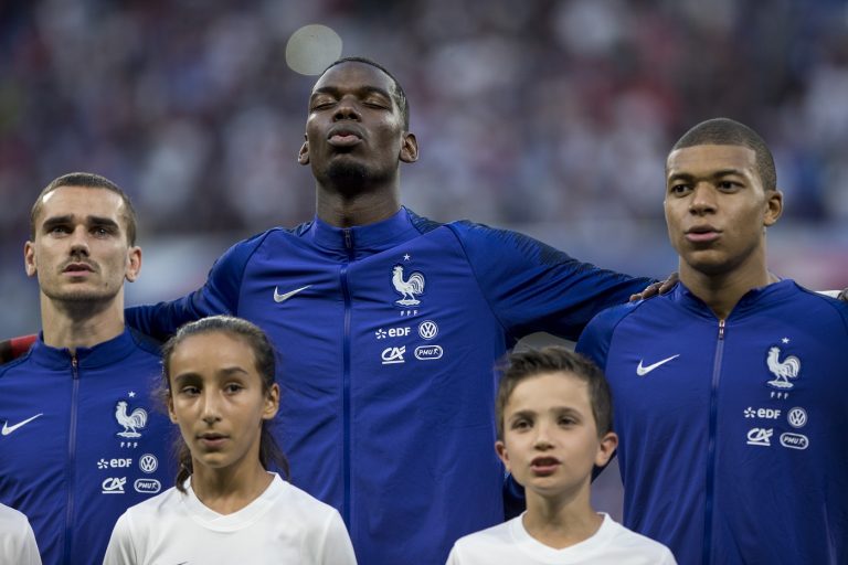 O craque francês Paul Pogba, ao centro, foi uma das vítimas de racismo no jogo contra a Rússia, em março deste ano. Foto Elyxandro Cegarra (NurPhoto)
