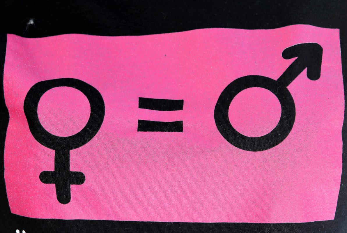 Estampa de uma camiseta usada em manifestações feministas: luta por igualdade continua.Foto: Pascal Deloche/Godong/ Photononstop