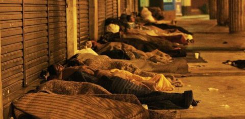 Noite numa calçada do Rio: estimativa é de mais de 100 mil pessoas em situação de rua no país