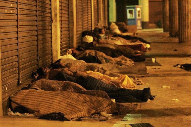 Noite numa calçada do Rio: estimativa é de mais de 100 mil pessoas em situação de rua no país