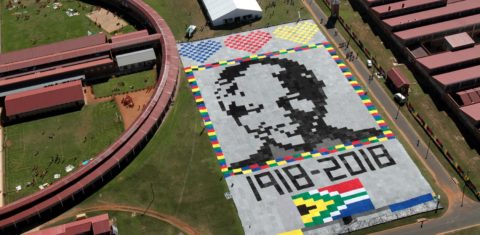 No centenário de Mandela, a obra “ 67 cobertores” reproduz o rosto do líder sul-africano (Foto: John Hogg/67 blankets/AFP