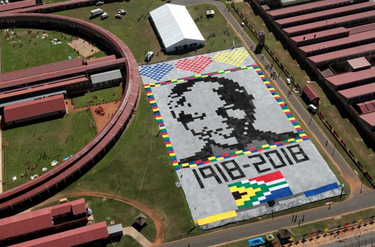No centenário de Mandela, a obra “ 67 cobertores” reproduz o rosto do líder sul-africano (Foto: John Hogg/67 blankets/AFP