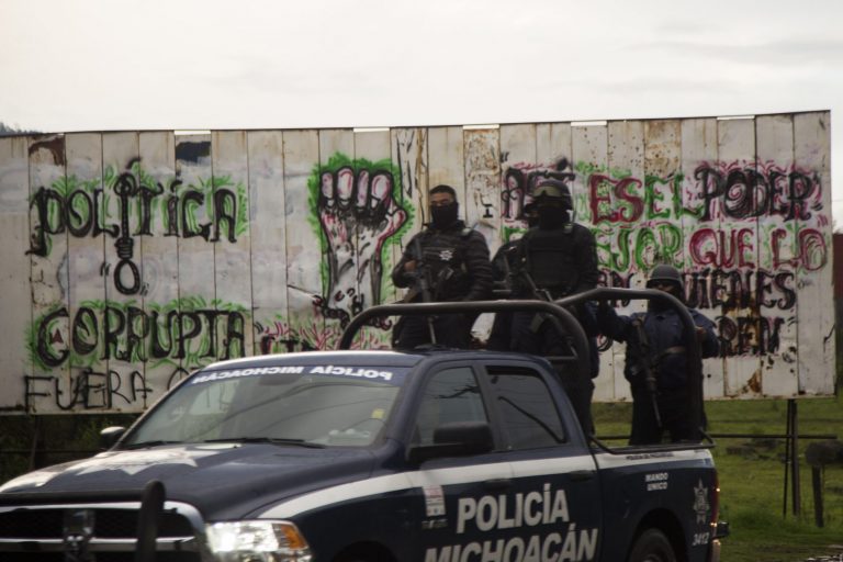 Policiais patrulham a aldeia indígena Nahuatzen, no estado de Michoacan: milhares de índios bloquearam estradas em protesto contra as eleições, revoltados contra a corrupção (Foto Enrique Castro/AFP)