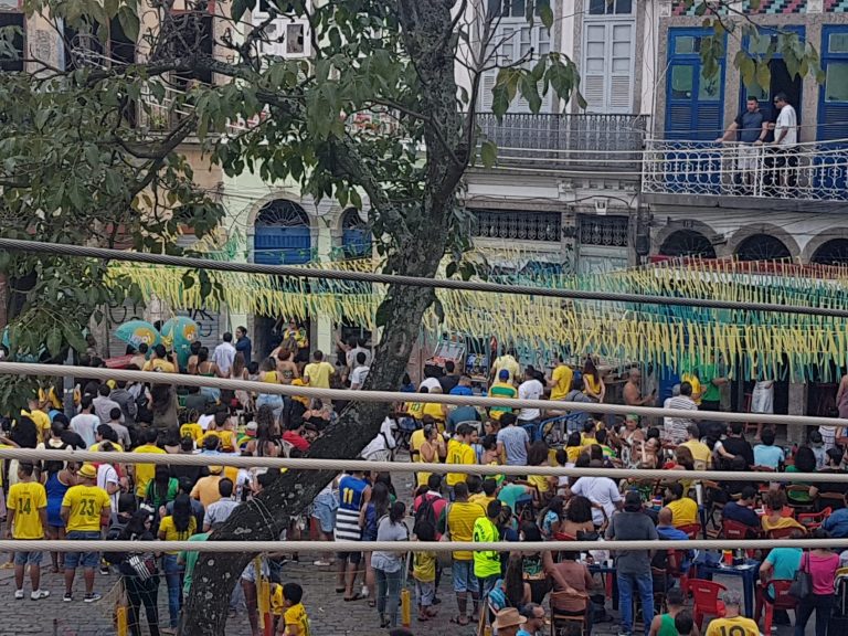 O povo na ruano Largo de São Francisco da Prainha (Foto Oscar Valporto)