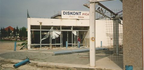 A jornalista Florência Costa em meio à destruição de Zadar, cidade-natal de Modric (Foto Gustavo Nunes Leal)