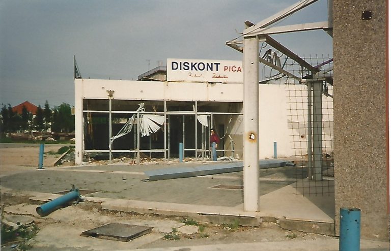 A jornalista Florência Costa em meio à destruição de Zadar, cidade-natal de Modric (Foto Gustavo Nunes Leal)