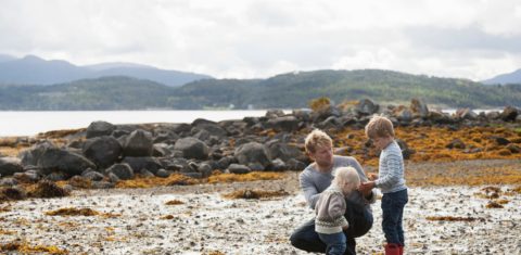 O pai com os dois filhos nas montanhas de Romsdal, na Noruega. Foto Tiina & Geir / Cultura Creative