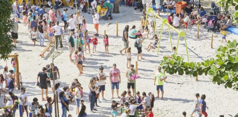 Uma das praças reformadas: lugar de colaboração e brincadeira (Foto Divulgação/Gloob)