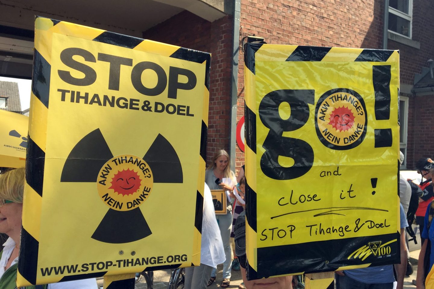 Manifestantes protestam contra o uso de energia nuclear na Bélgica (Foto: Khang Nguyen/dpa / AFP)