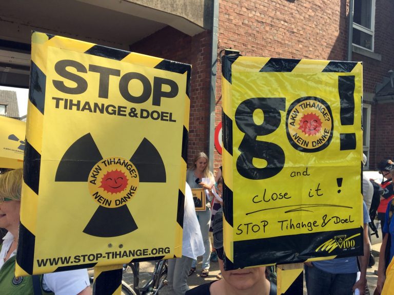 Manifestantes protestam contra o uso de energia nuclear na Bélgica (Foto: Khang Nguyen/dpa / AFP)