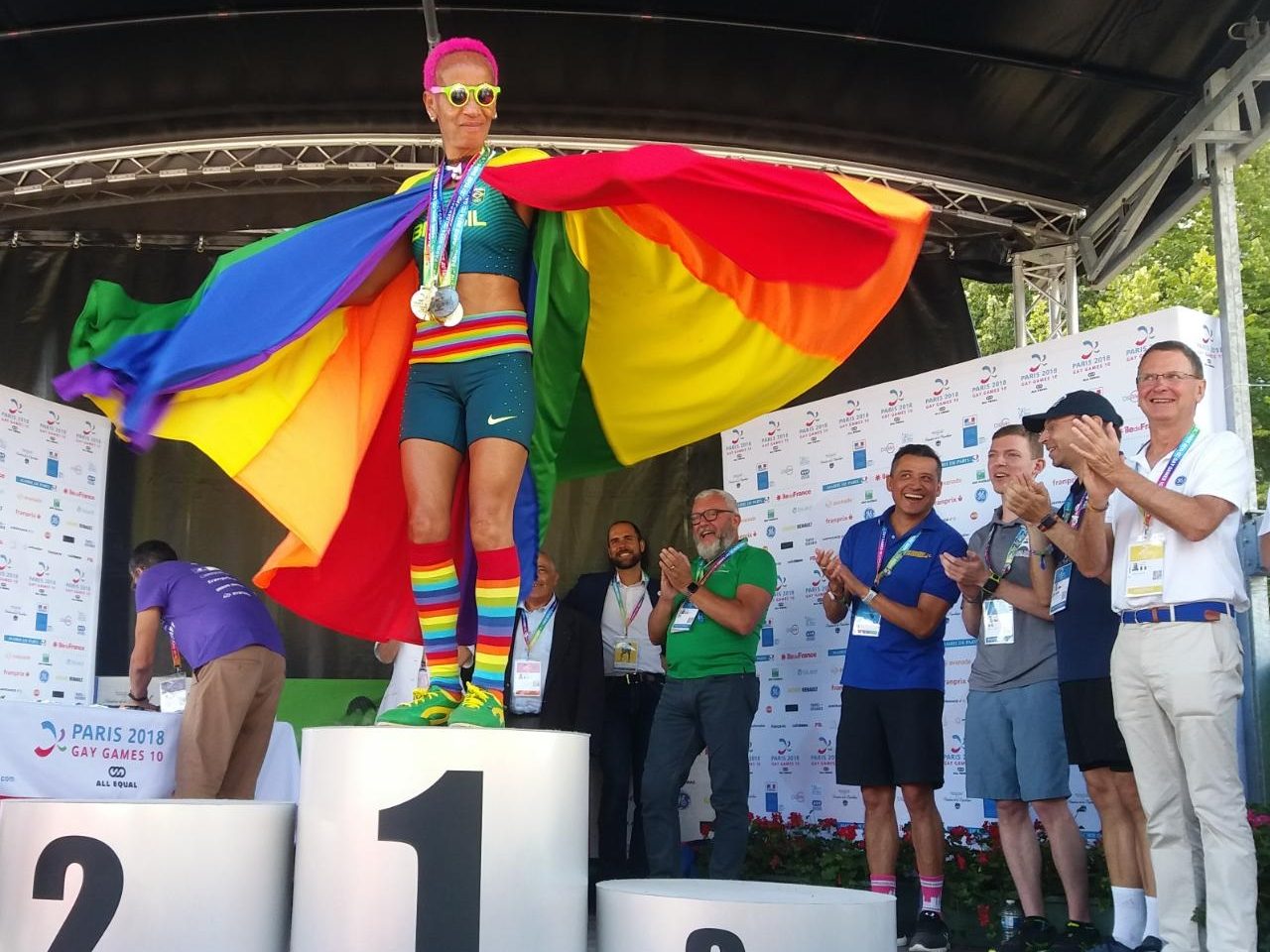 Ana Luiza dos Anjos Garcez, a Animal, comemora a vitória na meia-maratona do Gay Games de Paris. Foto Jerry Costa