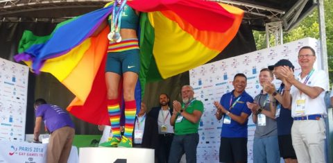 Ana Luiza dos Anjos Garcez, a Animal, comemora a vitória na meia-maratona do Gay Games de Paris. Foto Jerry Costa