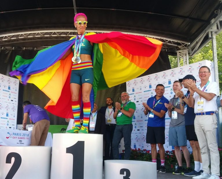 Ana Luiza dos Anjos Garcez, a Animal, comemora a vitória na meia-maratona do Gay Games de Paris. Foto Jerry Costa