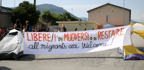 Manifestantes protestam contra as restrições à chegada de imigrantes na Itália. Foto Massimiliano Ferraro/NurPhoto