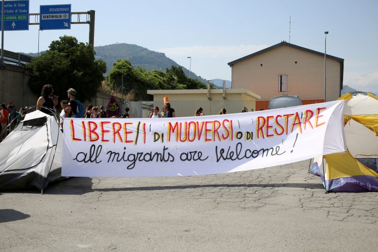 Manifestantes protestam contra as restrições à chegada de imigrantes na Itália. Foto Massimiliano Ferraro/NurPhoto