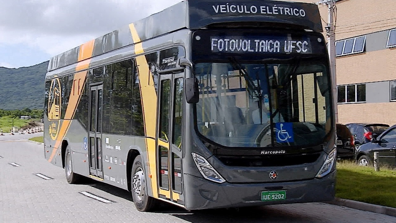 O ônibus elétrico que funciona dentro da Universidade Federal de Santa Catarina. Foto Divulgação