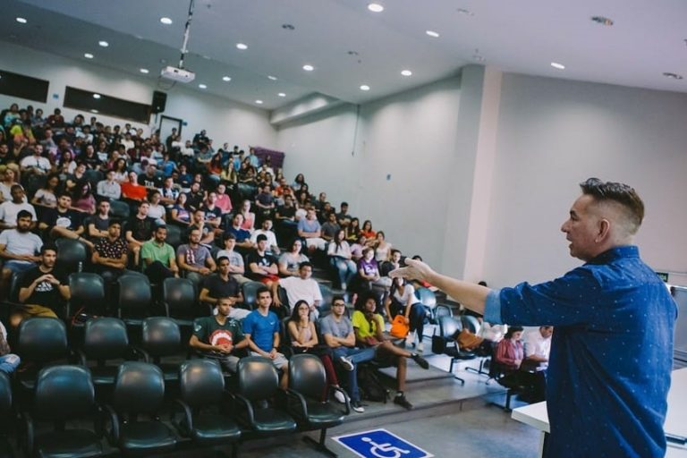 O professor Wander Pereira da Silva, coordenador do curso de Felicidade, dá uma das suas aulas na UnB. Foto JP Rodrigues/Jornal Metrópoles