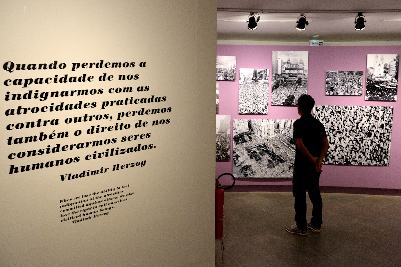 Frase de Vladimir Herzog em uma exposição no Centro Cultural Banco do Brasil, em Brasília. Foto Evaristo Sá/AFP 