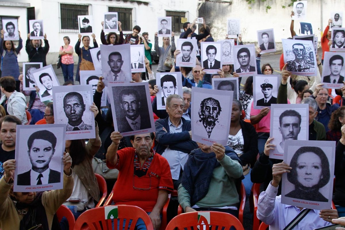 Ativistas dos Direitos Humanos protestam em São Paulo segurando as fotos de algumas das vítimas da ditadura no Brasil. Foto Fabio Vieira/FotoRua/NurPhoto