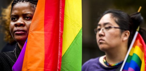 Manifestantes LGBT protestam contra a violência e a homofobia nas ruas de Amsterdam. Foto Remko DE WAAL / Netherlands OUT/AFP