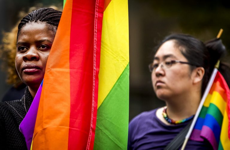 Manifestantes LGBT protestam contra a violência e a homofobia nas ruas de Amsterdam. Foto Remko DE WAAL / Netherlands OUT/AFP