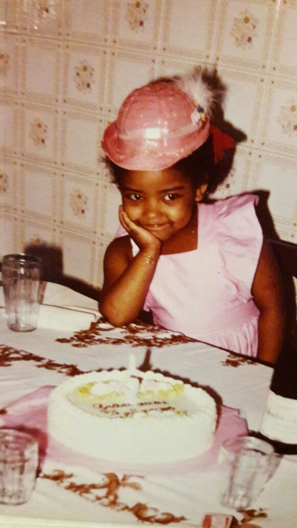 Grace, pequenina, com seu bolo de aniversário: timidez. Foto: Acervo Pessoal