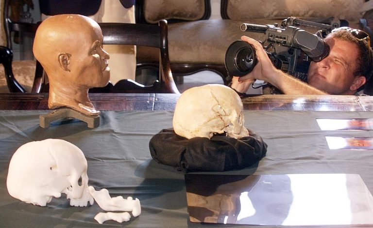 Crânio de Luzia e a reconstituição de sua face: fóssil mais antigo das Américas estava no Museu Nacional (Foto: AFP PHOTO / ANTONIO SCORZA)