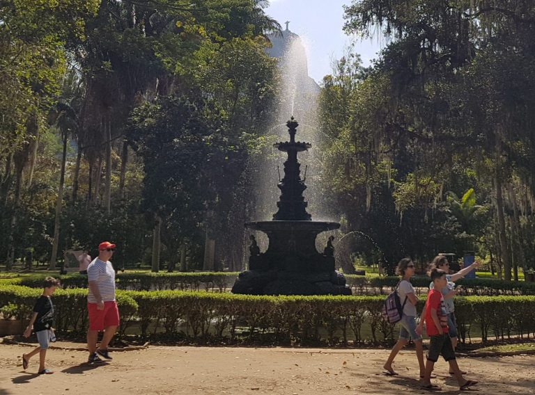 O chafariz das Musas é uma das atrações: ficava no Largo da Lapa antes de ser transferido para o jardim (Foto Oscar Valporto)